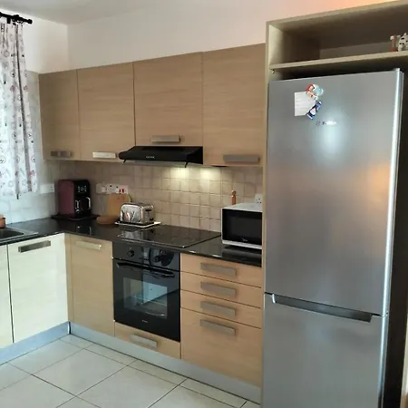 Nissi Area,ground Floor Flat, Free Internet アパート