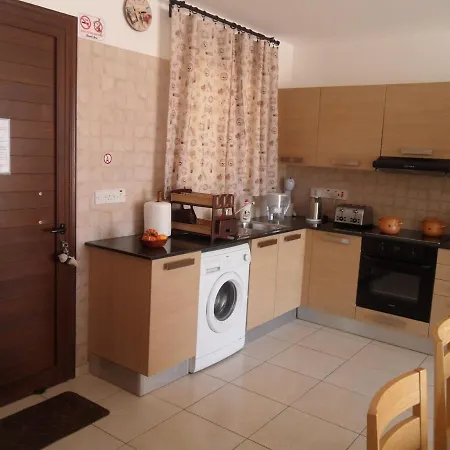 Nissi Area,ground Floor Flat, Free Internet * アヤナパ