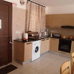 Nissi Area,ground Floor Flat, Free Internet * アヤナパ