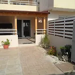 Nissi Area,ground Floor Flat, Free Internet アパート *