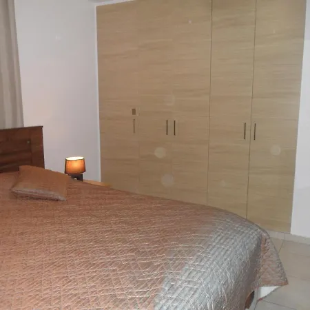 Nissi Area,ground Floor Flat, Free Internet شقة *