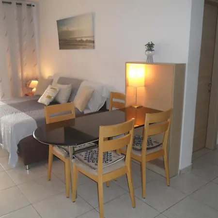 Nissi Area,ground Floor Flat, Free Internet شقة أيا نابا