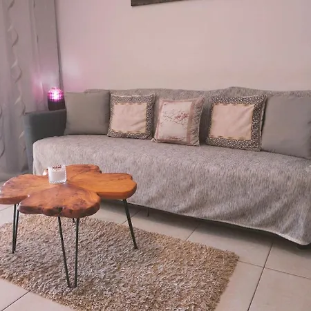 Nissi Area,ground Floor Flat, Free Internet شقة *