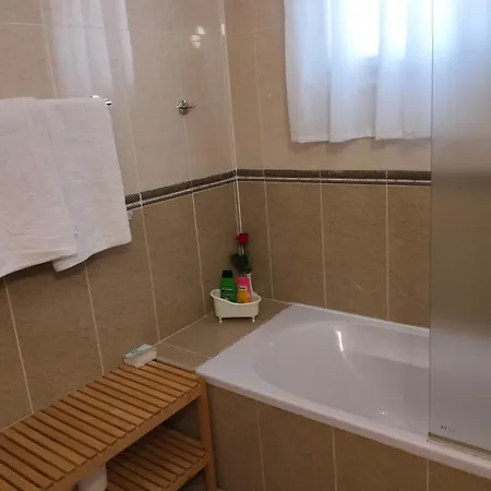 Nissi Area,ground Floor Flat, Free Internet شقة أيا نابا