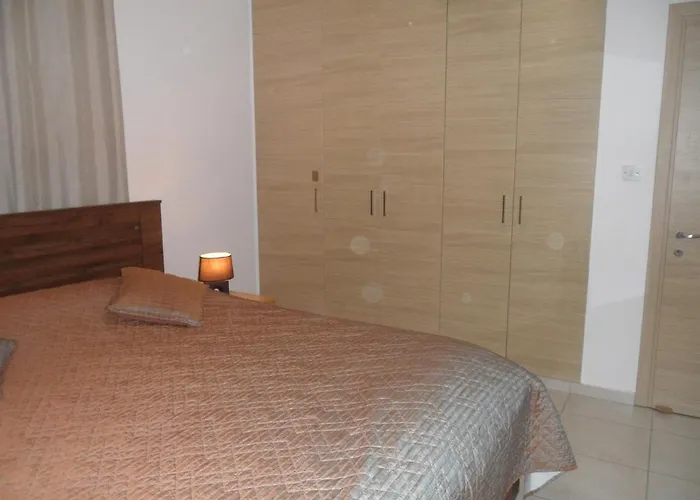 Nissi Area,ground Floor Flat, Free Internet 아파트 *