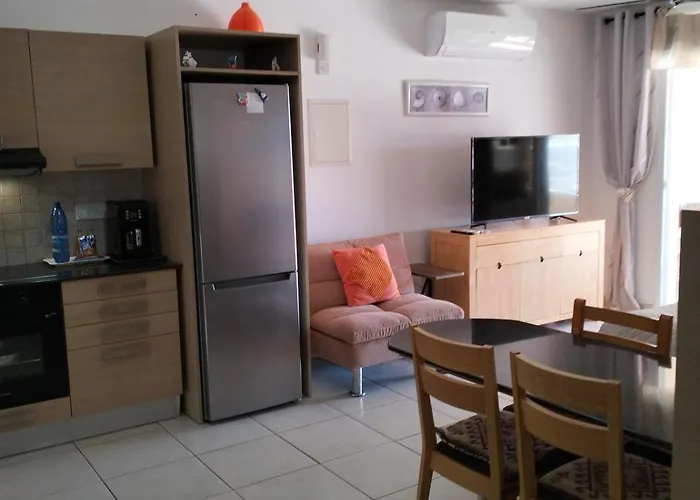 Nissi Area,ground Floor Flat, Free Internet 아파트 아이아 나파