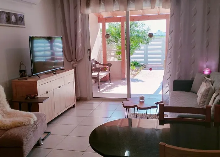 Nissi Area,ground Floor Flat, Free Internet 아파트