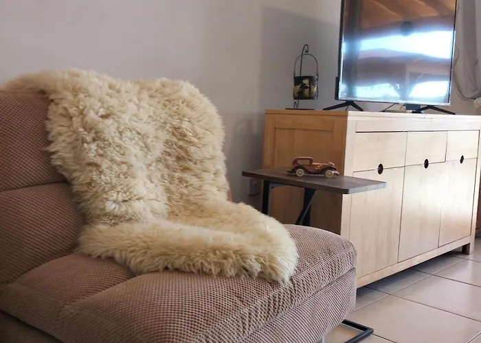 Nissi Area,ground Floor Flat, Free Internet 아파트 *